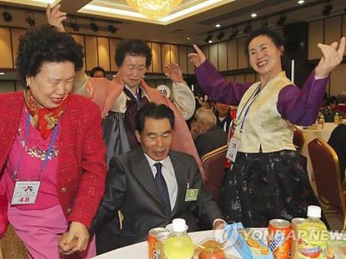 ສ.ເກົາຫຼີ ຕຳນິຕິຕຽນ ສປປ.ເກົາຫຼີ ໂຈະການເຕົ້າໂຮມບັນດາຄອບຄົວທີ່ຖືກພັດພາກຈາກກັນ